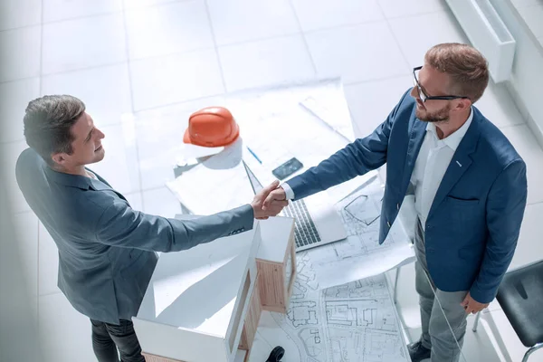 Zakenmensen schudden handen in het architectenbureau. — Stockfoto