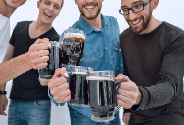 Ребята с кружками пива изолированы на белом фоне — стоковое фото