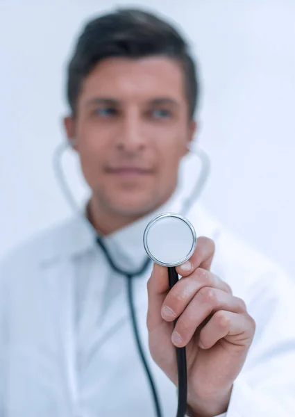 Médico sorrindo mostrando estetoscópio — Fotografia de Stock