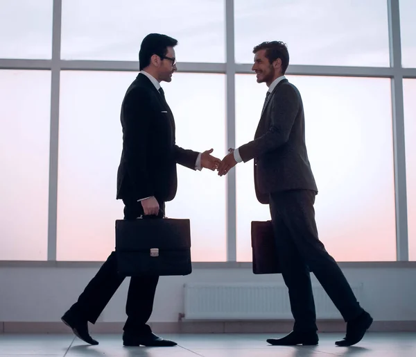 Twee zakenmensen steken hun hand uit voor een handdruk — Stockfoto