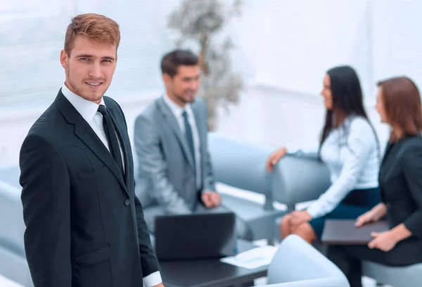 Porträt eines selbstbewussten Geschäftsmannes vor dem Hintergrund seines Amtes. — Stockfoto