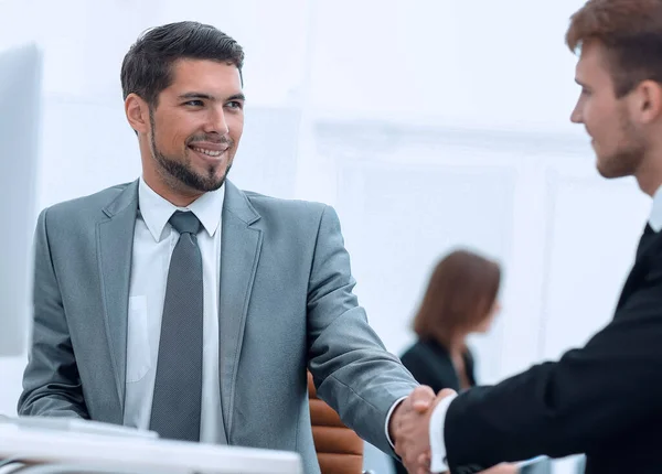 Handdruk Manager en de klant in het kantoor. — Stockfoto