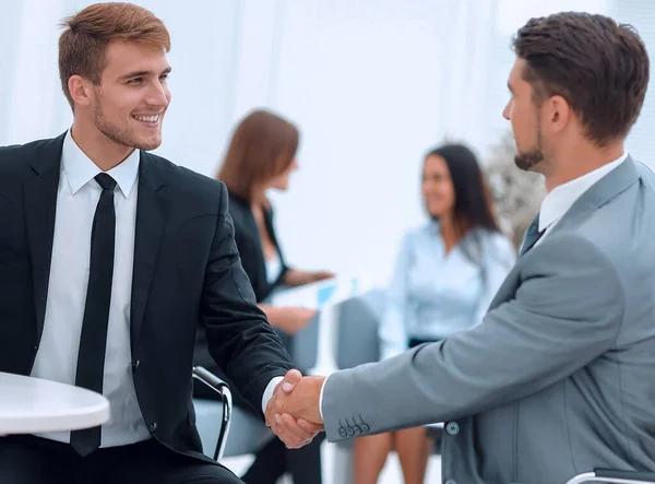 Handshake Manager e il cliente in ufficio. — Foto Stock