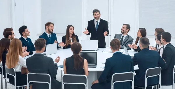 Negociaciones comerciales en la mesa redonda — Foto de Stock