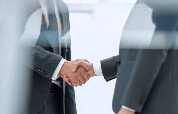 Stretta di mano è partner commerciali seri — Foto Stock