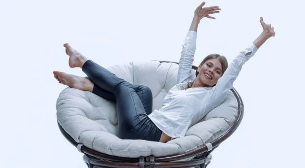 Jovem mulher de negócios descansando em uma grande cadeira macia — Fotografia de Stock