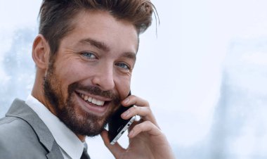 İş adamı cep telefonuyla konuşuyor.