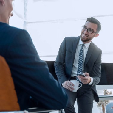 Aletleri kullanan işçiler, çalışma molası.