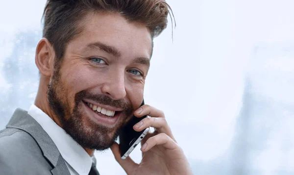 Hombre de negocios hablando por teléfono móvil — Foto de Stock