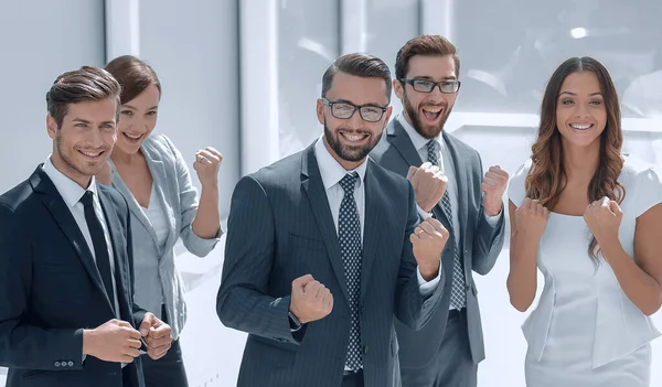 Feliz equipo de negocios de pie en la oficina . —  Fotos de Stock