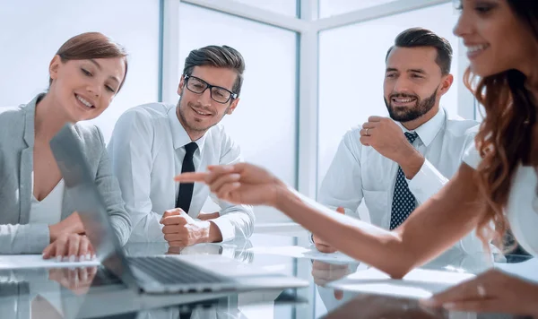 Sonriente equipo de negocios en el escritorio . — Foto de Stock