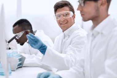 Bir grup bilim adamı yeni başarıları tartışıyor.