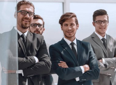 Ofiste duran bir grup iş adamı..