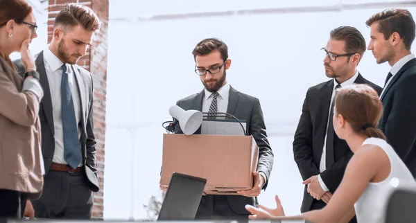 Dismissed employee says goodbye to colleagues in the office — Stock Photo, Image