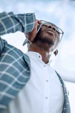 Alt görüntü. Ciddi bir iş adamı cep telefonuyla konuşuyor.