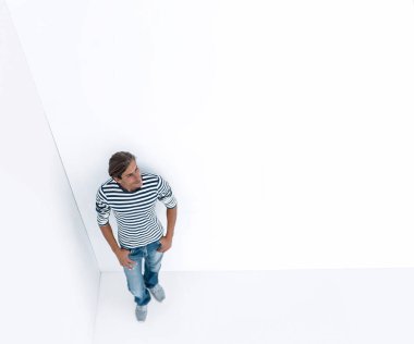 Tepeden manzara. Modaya uygun genç adam.