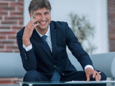 Akıllı telefonlu başarılı bir iş adamının portresi.