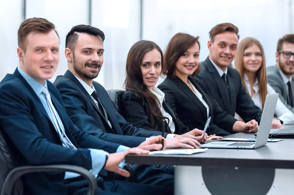 Business team zit aan de balie in de vergaderzaal — Stockfoto