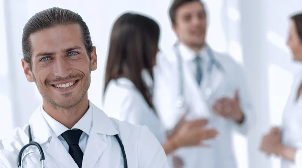 Terapeuta médico sorridente em fundo turvo . — Fotografia de Stock