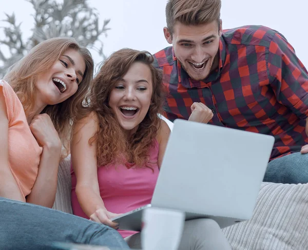 Diákok emberek böngészés a kedvenc videó a laptopon — Stock Fotó