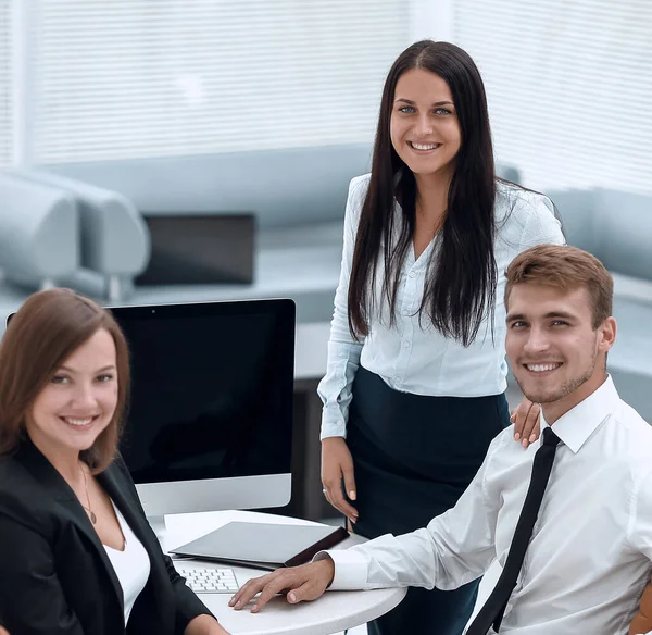 Portret van succesvol business team nabij het bureaublad — Stockfoto