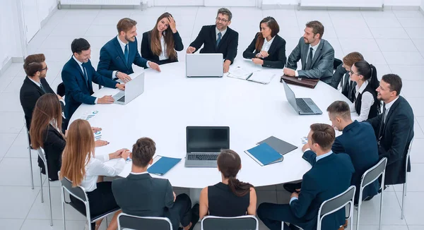 Geschäftspartner im Konferenzraum treffen. — Stockfoto