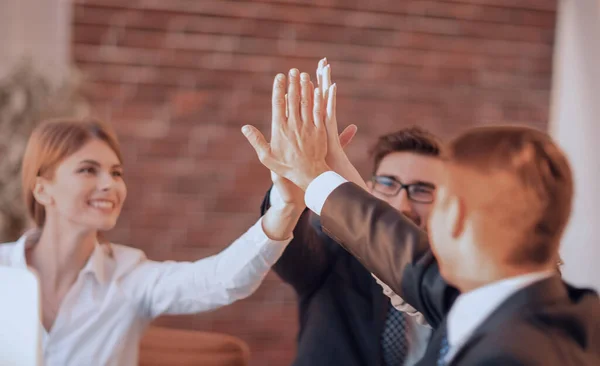 Equipe de negócios bem sucedida dando uns aos outros um alto cinco — Fotografia de Stock