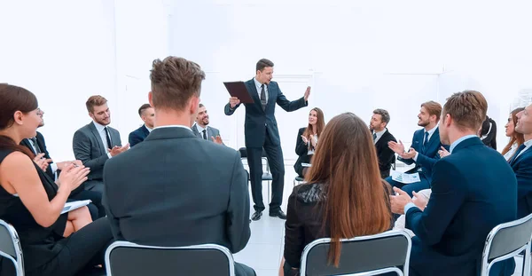 Coach lidera a sessão com a equipe de negócios . — Fotografia de Stock