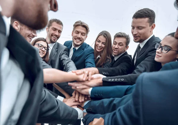 Grote groep zakenmensen die met gevouwen handen bij elkaar staan — Stockfoto