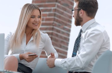 İş arkadaşları ofiste yeni fikirleri tartışıyor.