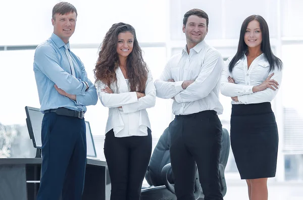 Équipe d'affaires réussie debout près du bureau — Photo