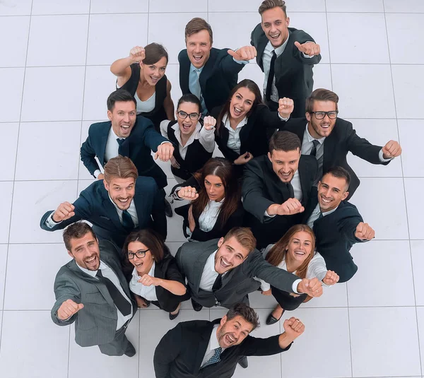 Conceito de sucesso. equipe de negócios levantando as mãos e olhando para a câmera . — Fotografia de Stock