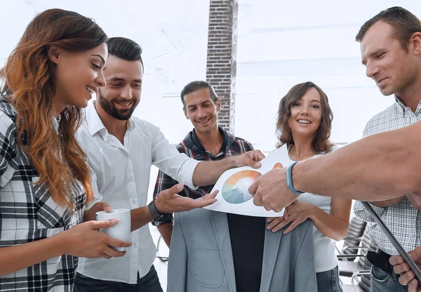 Equipo de diseñadores discutiendo la paleta de colores — Foto de Stock