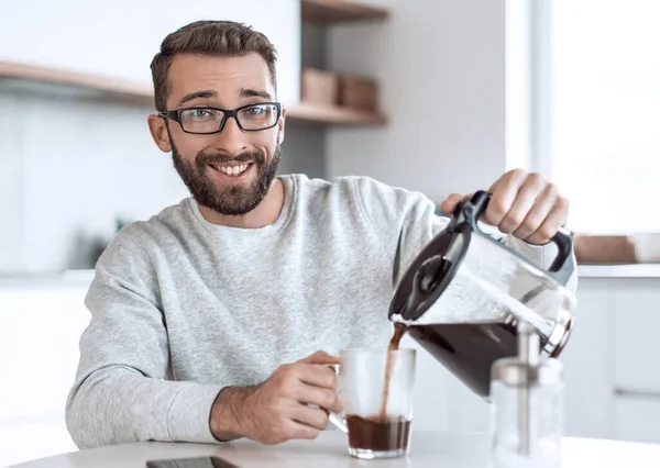 Vonzó férfi tölt magának egy csésze reggeli kávét — Stock Fotó