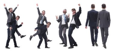 Gülümseyen iş adamı iş arkadaşının arkasında oturuyor.