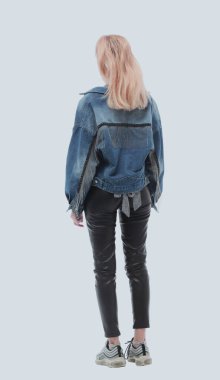 Dikiz aynası. Boş beyaz duvara bakan sıradan bir kız.