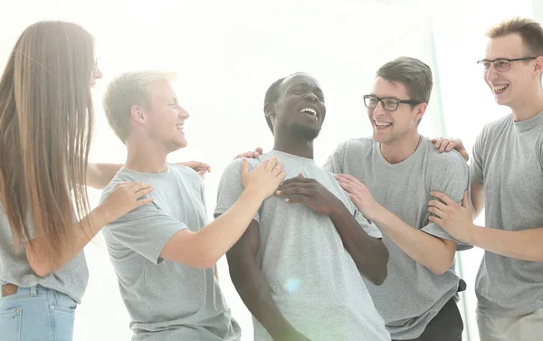 Nahaufnahme. ein glückliches Team junger Menschen. — Stockfoto