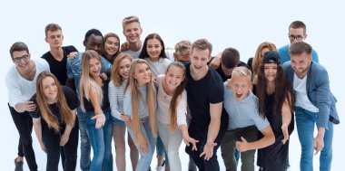 Bir grup neşeli genç insan kameraya bakıyor..