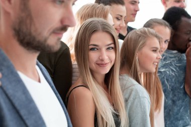 Kapat. Bir grup benzer fikirli genç insan.