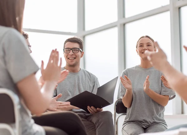 Jóvenes aplaudiendo a su entrenador en la reunión —  Fotos de Stock