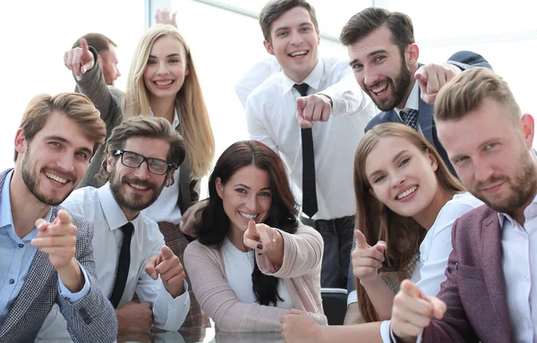 Erfolgreiches Business-Team zeigt auf Sie. — Stockfoto