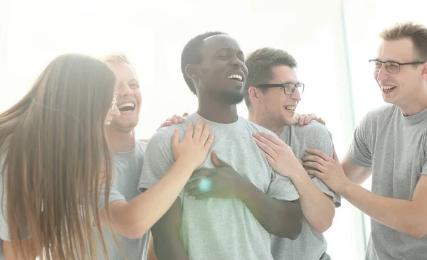 På nära håll. ett team av unga män i identiska t-shirts. — Stockfoto