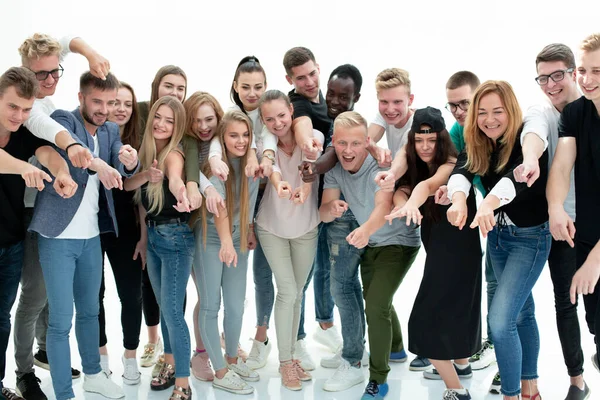 Gruppe unterschiedlicher junger Menschen zeigt auf einen Punkt. — Stockfoto