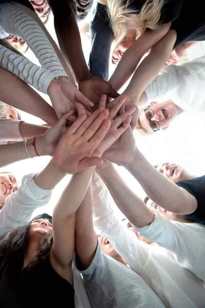 Ansicht von unten. Gruppe junger Menschen verbindet ihre Handflächen — Stockfoto