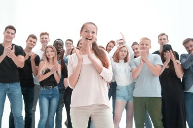 Bir grup farklı genç birlikte alkışlıyor.