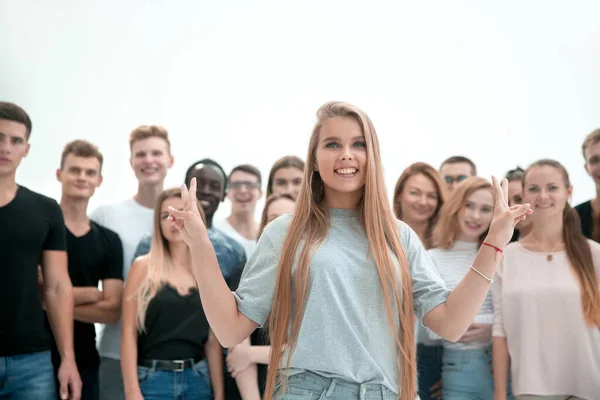 Jovem mulher em pé na frente de um grupo casual de jovens — Fotografia de Stock