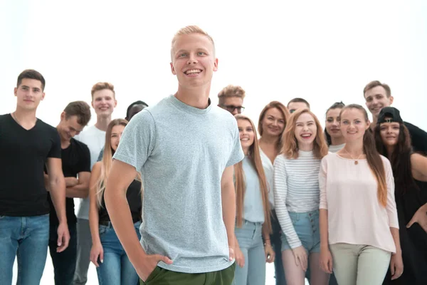 Leende ledare som står framför en tillfällig grupp ungdomar — Stockfoto