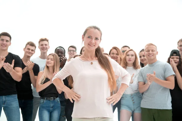 Gruppo di giovani diversi che applaudono il loro leader — Foto Stock