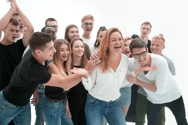 Grupp ungdomar som stöder sin lyckliga ledare — Stockfoto