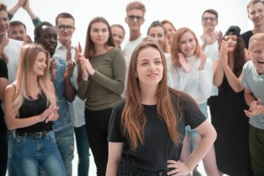 Mutlu bir genç grup alkışlıyor.
